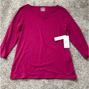 NWT Chicos v-neck Fuchsia 3/4 sleeve top, slenderizing, Sz.0 fits like a 4